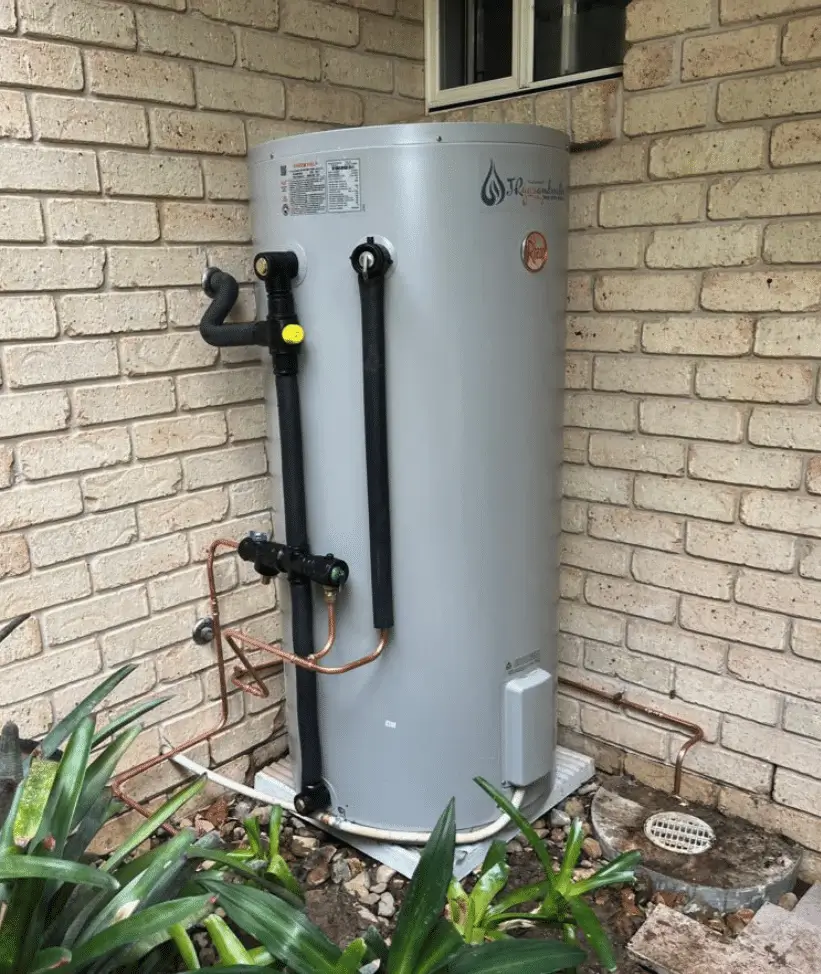 instantaneous hot water installation